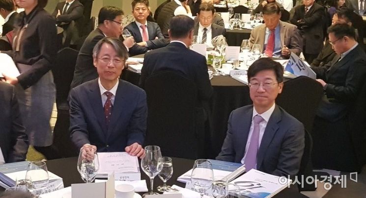 진교영 신임 한국반도체산업협회 협회장(왼쪽)과 박성욱 전 협회장이 15일 오전 서울 강남구 인터컨티넨탈 서울 코엑스 호텔에서 진행된 2019년 한국반도체산업협회/연구조합 정기총회에 참석해 나란히 자리했다.