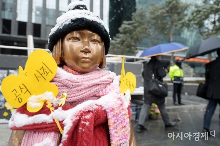 서울을 비롯한 중부지방 곳곳에 눈이 내린 2월 15일 서울 종로구 주한 일본대사관 앞 평화로에 설치된 평화의 소녀상에 눈이 쌓여 있다. /문호남 기자 munonam@