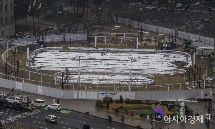 [포토] 임무 마치고 철거되는 서울광장 스케이트장