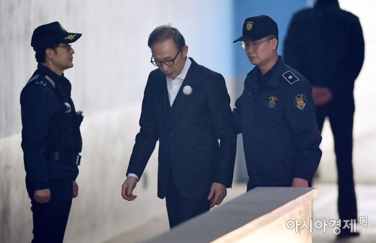 [포토] 법정 향하는 이명박 전 대통령