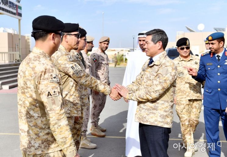 정경두 국방부 장관은 15일 UAE 아부다비에서 열리는 국제방산전시회 참석을 계기로 알 다헤리 UAE 국방차관과 함께 UAE 스웨이한에 주둔하고 있는 아크부대를 방문해 장병들을 격려하고 있다. (사진=국방부)