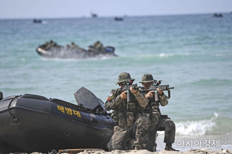 2019 코브라골드 연합훈련에 참가하고 있는 한국 해병대 수색대 장병들이 태국 핫야오 해안에서 상륙훈련을 실시하고 있다. (사진=해병대)