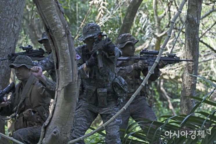 2019 코브라골드 연합훈련에 참가한 한국 해병대 수색대 장병들이 태국 로타윈 정글에서 수색정찰훈련을 실시하고 있다. (사진=해병대)