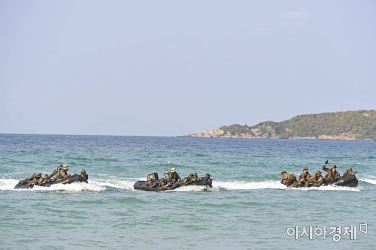 2019 코브라골드 연합훈련에 참가하고 있는 한국 해병대 수색대 장병들이 태국 핫야오 해안에서 상륙훈련을 실시하고 있다. (사진=해병대)