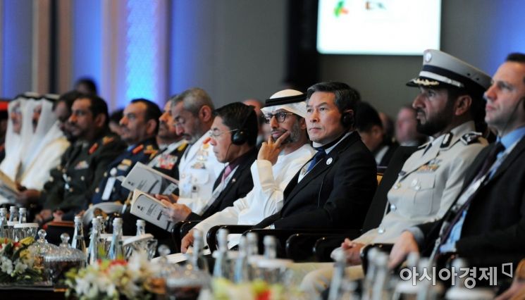 정경두 국방부 장관은 16일 국제방산회의(IDC)장에서 알 보와르디 UAE 국방특임장관의 기조연설을 경청하고 있다. (사진=국방부)