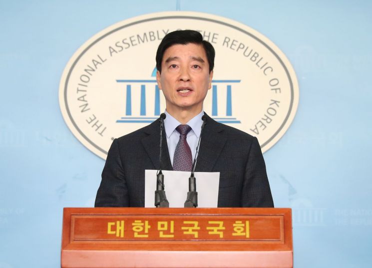 與 “한국당, 文대통령 발언에 대한 왜곡과 망언 중단해야”