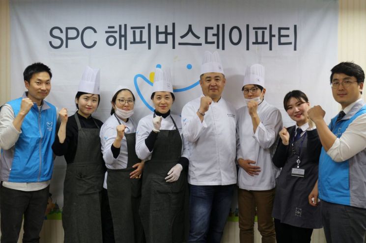 15일 창원 파리크라상 기술교육센터에서 진행된 'SPC해피버스데이파티' 행사에서 SPC그룹 임직원들이 케이크만들기 행사를 마치고 기념촬영을 하고있다.