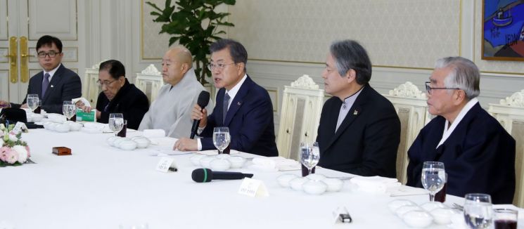 문재인 대통령이 18일 낮 청와대에서 열린 7대 종단 지도자 초청 오찬에서 인사말을 하고 있다.
사진=연합뉴스
