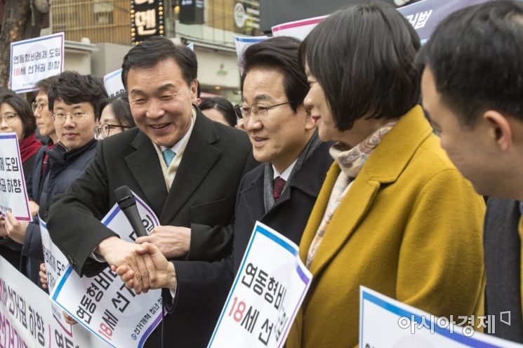 [포토]악수하는 손학규-정동영-이정미 대표