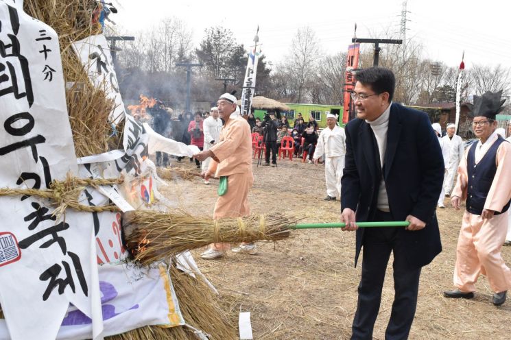 [포토]"달집 태우며 소원 빌어요!"...오승록 노원구청장 '마들농요 정월대보름 행사' 참석