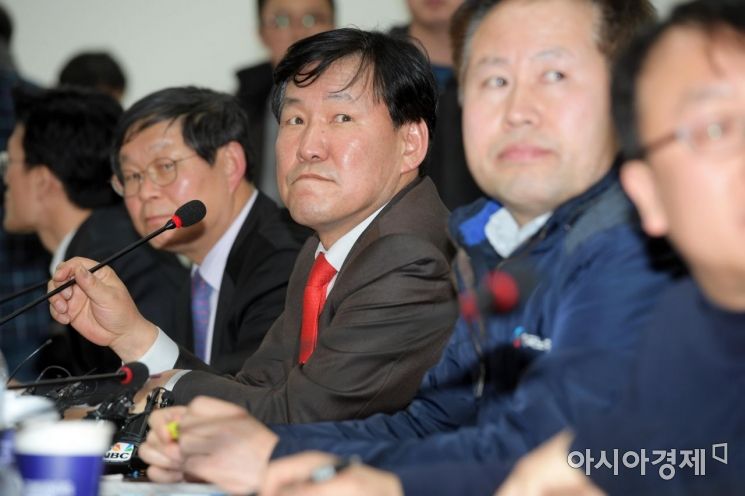 [포토]주변 둘러보는 이철수