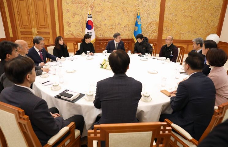 문재인 대통령이 18일 오후 청와대에서 태안화력 발전소에서 사고로 숨진 비정규직 노동자 고 김용균 씨 어머니 김미숙 씨를 비롯한 유가족을 면담하고 있다. [이미지출처=연합뉴스]