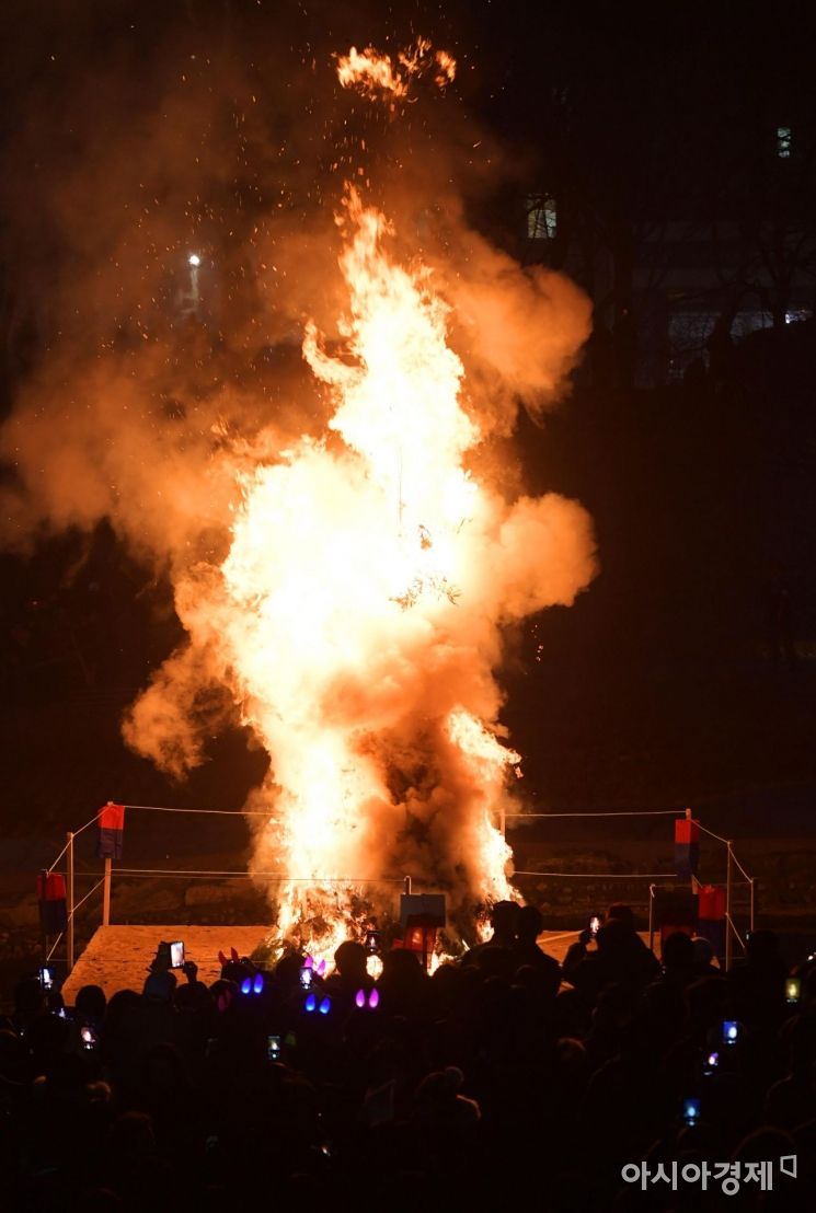 정월대보름을 하루 앞둔 18일 서울 양재천 수변공원에서 시민들이 달집 태우기를 하고 있다. /문호남 기자 munonam@