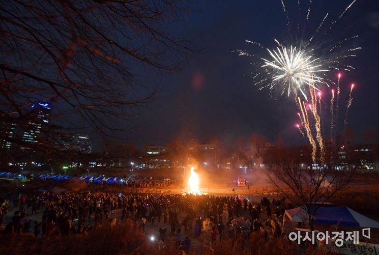 [포토]도심 속 불꽃놀이와 달집 태우기