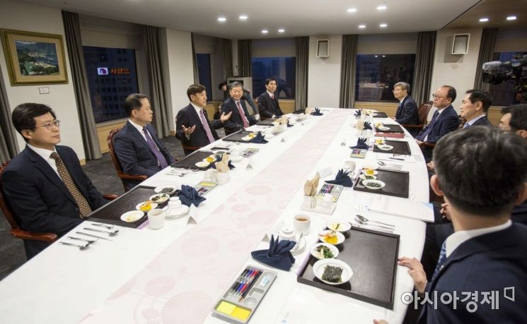 이주열 한국은행 총재가 19일 서울 중구 한국은행 본관에서 열린 '경제동향간담회'에서 참석자들과 의견을 나누고 있다./강진형 기자aymsdream@