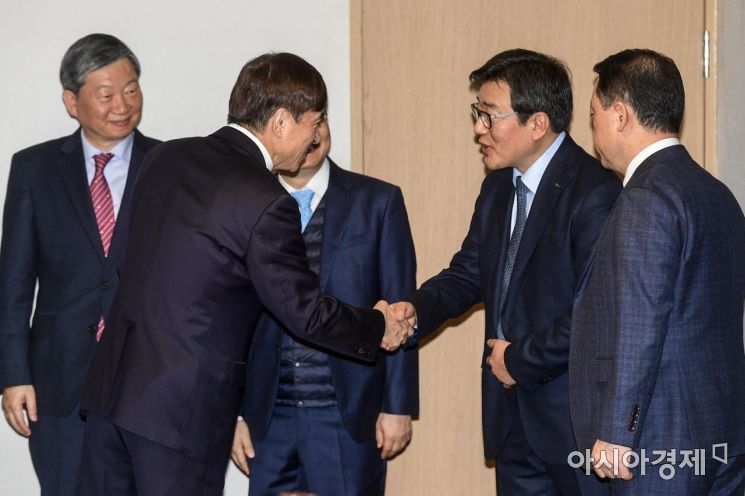 [포토] 주요 참석자들과 인사하는 이주열 총재