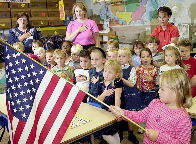 '국기에 대한 맹세' 거부한 美 초등학생 체포..."인종차별적 국기에 맹세 못한다"