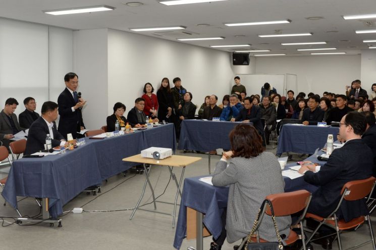 김삼호 광산구청장이 구정 운영방향과 동 주요현안을 논의하는 ‘매력·활력·품격의 소통 투어’에 들어간 가운데 첨단2동 주민들과 만나 토론을 벌이고 있다. 사진=광산구