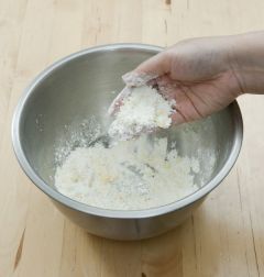 2. 버터는 실온에 두어 말랑말랑해지면 밀가루에 넣어 보슬보슬한 상태가 되도록 손으로 비벼 섞는다.