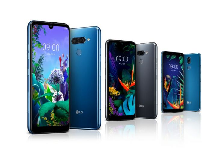 LG전자가 30만원대의 저렴한 가격에 다양한 특화 기능들을 탑재한 실속형 스마트폰 3종 Q60, K50, K40(왼쪽부터)을 'MWC 2019'에서 선보인다.