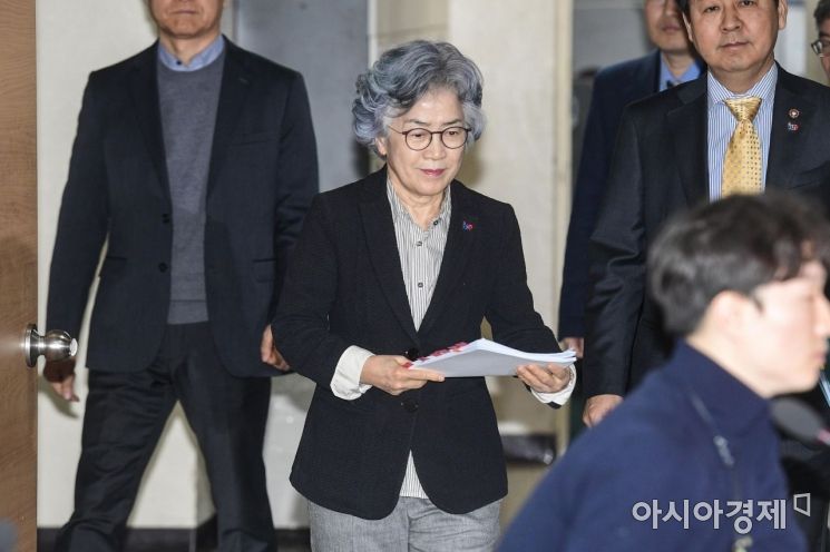 [포토]브리핑실로 들어서는 박은정 권익위원장
