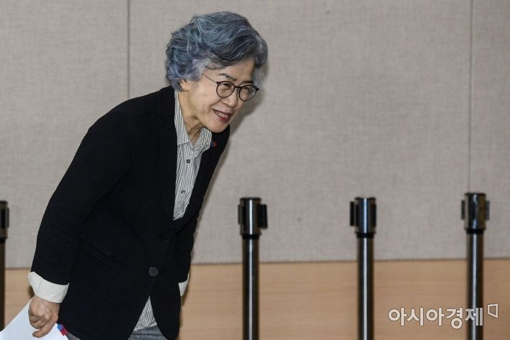 [포토]인사하는 박은정 권익위원장