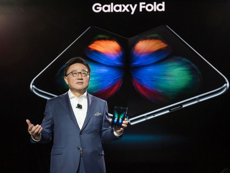 [갤럭시언팩] "5G 삼성 폴더블폰 '갤럭시 폴드', 5월 한국 최초 출시…230만원"