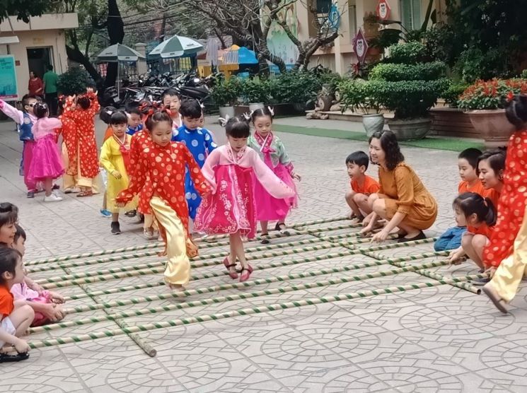 20일 베트남 하노이의 북한·베트남 우호 유치원에서 원생들이 한복과 베트남 전통옷을 입고 수업을 받고 있다. 2019.2.20 [베트남 교민 제공] [이미지출처=연합뉴스]