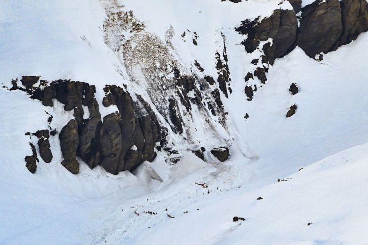 19일(현지시간) 눈사태가 발생한 스위스 알프스 지역의 크랑몬타나의 스키장에서 구조대가 실종자 수색 작업을 벌이고 있다. 현지 구조당국은 20일 "매몰됐다가 구조된 사람 4명 가운데 중상자 1명이 숨졌다"며 나머지 3명은 경상을 입었다고 밝혔다. [이미지출처=연합뉴스]