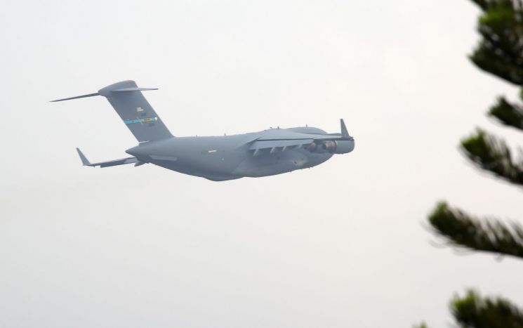 20일(현지시간) 베트남 하노이 노이바이 공항에서 2차 북미 정상회담 행사 관련 물품 수송 임무를 마친 미공군 C-17수송기가 이륙하고 있다. 2019.2.20 [이미지출처=연합뉴스]