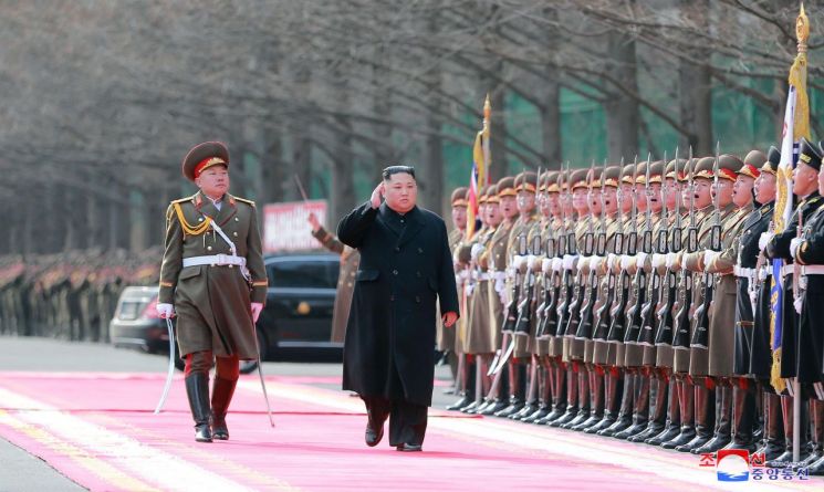 북한 조선중앙통신은 건군절 71주년인 지난 8일 김정은 국무위원장이 인민무력성을 방문했다고 9일 보도했다(사진=연합뉴스).
