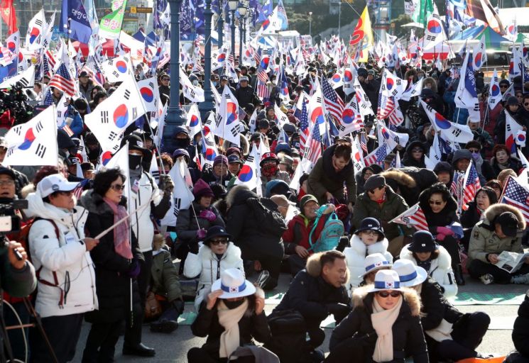 "한국당, 태극기 부대와 단절해야" 57.9%…포용 여론은 26.1%