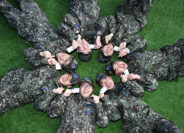 공군 제5공중기동비행단 병사 자율위원회 소속 병사들이 헌혈증을 들고 기념촬영을 하고 있다. (사진=공군)