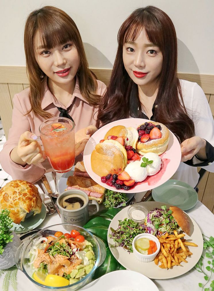 [포토]현대그린푸드, '봄 느낌 물씬' 폭신폭신한 수플레 팬케이크 맛보세요