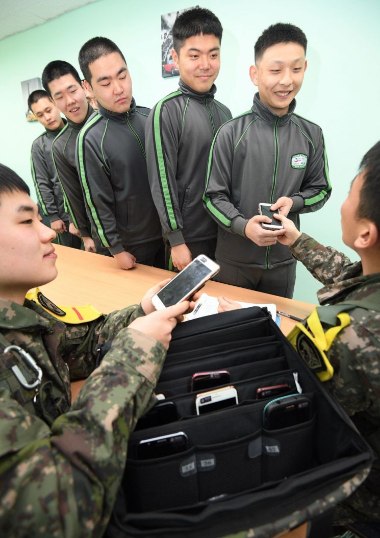 軍병사 '月3만3000원' 휴대전화 전용 요금제 확정