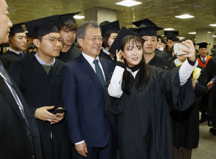 문 대통령 "청년의 시간을 청년답게 살아가길…포기하지 말고 끝까지 가야"