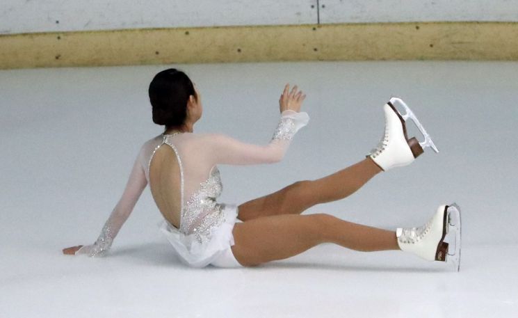 [포토] 넘어진 최다빈 '아쉽지만 다시!'