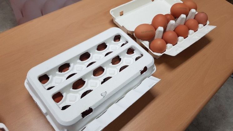 소비자가 각 달걀의 산란일자를 확인할 수 있도록 포장지에 구멍을 뚫은 모습
