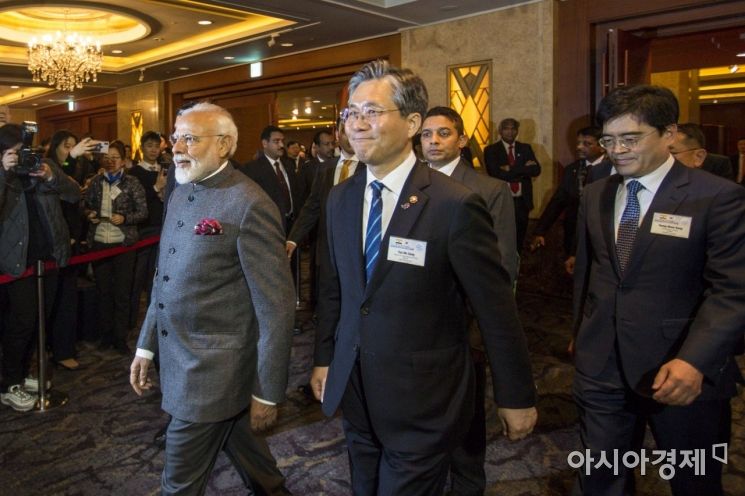 [포토]심포지엄장으로 들어서는 모디 총리-성윤모 장관