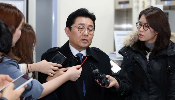 김관진·전병헌 불구속…법조계 "형평성 어긋나" 비판