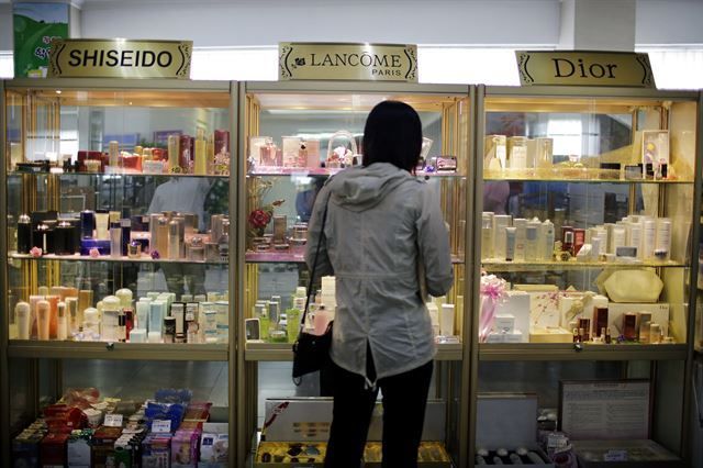 2017년 6월 19일 촬영한 북한 평양 소재 보통강백화점의 수입 화장품 매장(사진=AP연합뉴스).
