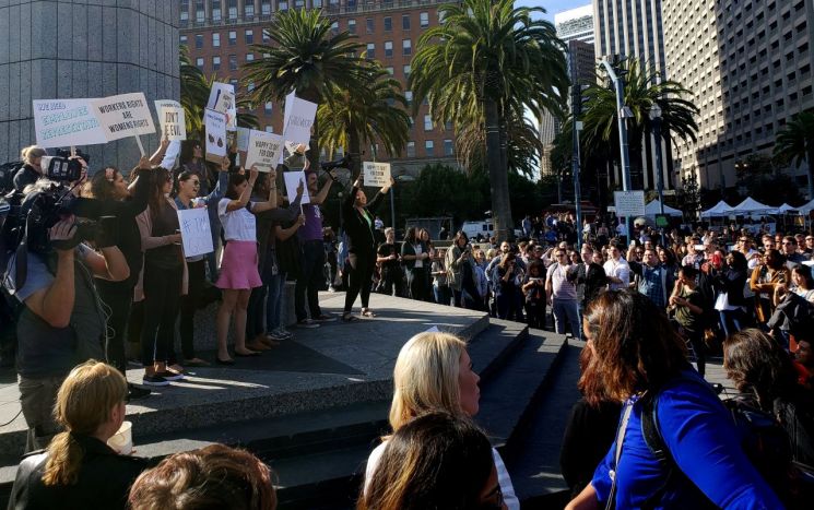 지난해 11월 구글 본사 앞에서 시위에 나선 구글 직원들. [이미지출처=연합뉴스]