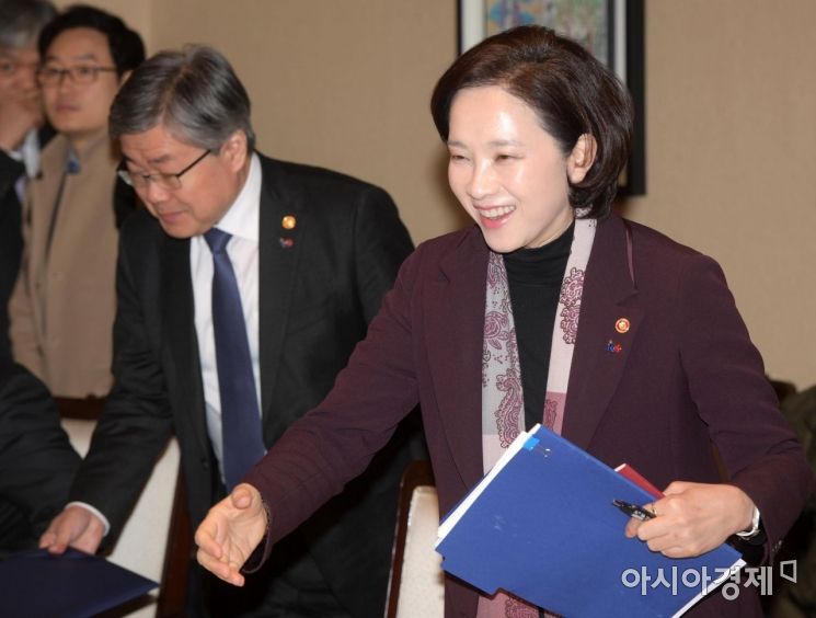 [포토]밝은 표정의 유은혜 사회부총리 겸 교육부 장관