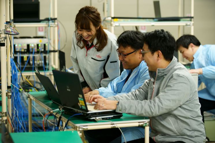 일본 신가와사키에 위치한 후지쯔 연구소에서 KT, 후지쯔, 솔리드 연구원들이 5G 프론트홀 연동 테스트를 하고 있다.