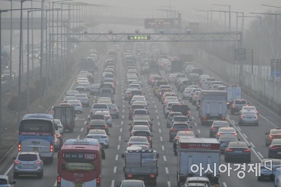 환경부 "미세먼지특별법 시행 이후 5등급 차량 11만대 조기폐차" 