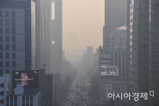 울을 포함한 수도권 지역에 이틀째 고농도 미세먼지 예비저감조치가 발령된 21일 서울 종로구에서 바라본 도심이 미세먼지에 싸여 있다.사진=강진형 기자aymsdream@