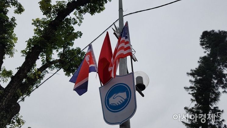 22일 베트남 하노이 시내 곳곳에는 북한과 미국, 베트남의 국기가 한 곳에 내걸려 있다.