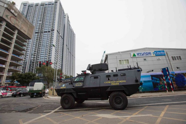 2차 북·미정상회담을 닷새 앞둔 22일 오전 베트남 하노이 시내에 등장한 경찰기동대 장갑차. <사진=베트남 매체 'Zing'>