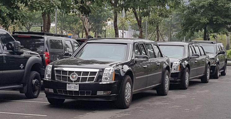 도널드 트럼프 미국 대통령의 숙소로 유력한 베트남 하노이 JW메리어트 호텔에 트럼프 대통령 전용차량인 더 비스트가 주차돼 있다.