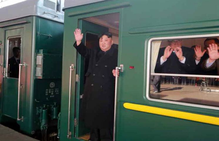 평양을 출발하기 위해 전용열차에 올라타 손을 흔드는 김 위원장의 모습.